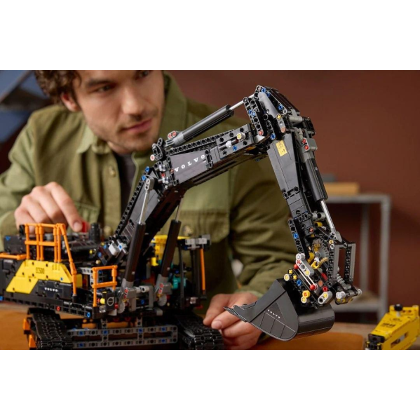 Конструктор Technic Volvo EC500 Hybrid 2359 деталей в стиле LEGO, гусеничный экскаватор, строительная техника
